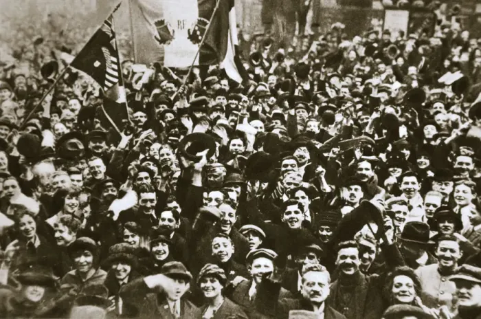 Framed Print : Celebrating the end of the First World War, London, November 1918 Framed Print : Celebrating the end of the First World War, London, November 1918