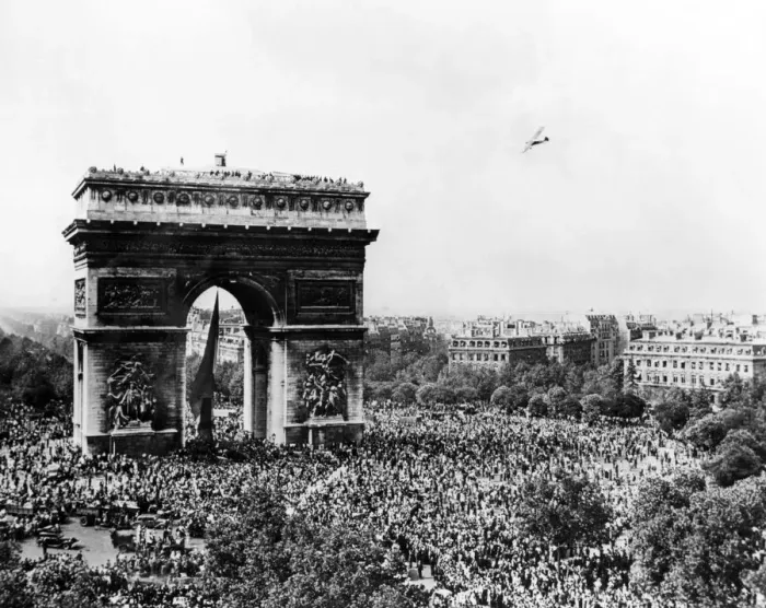 Framed Print : Celebrating the liberation of Paris, 26 August 1944 Framed Print : Celebrating the liberation of Paris, 26 August 1944