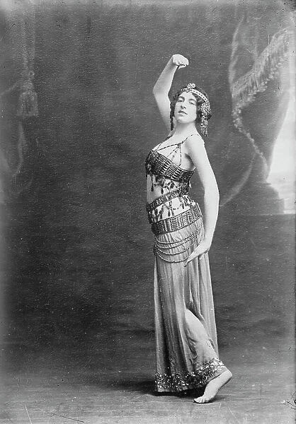 Celia Claud in dance pose, 1910. Creator: Bain News Service