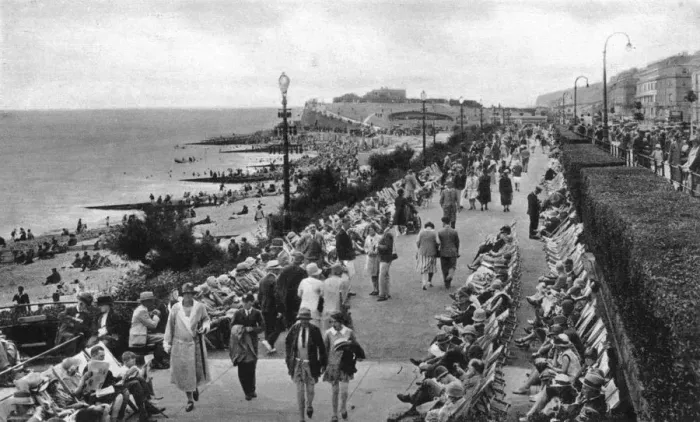 Framed Print : Central Parade and Wish Tower, Eastbourne, East Sussex, early 20th century Framed Print : Central Parade and Wish Tower, Eastbourne, East Sussex, early 20th century