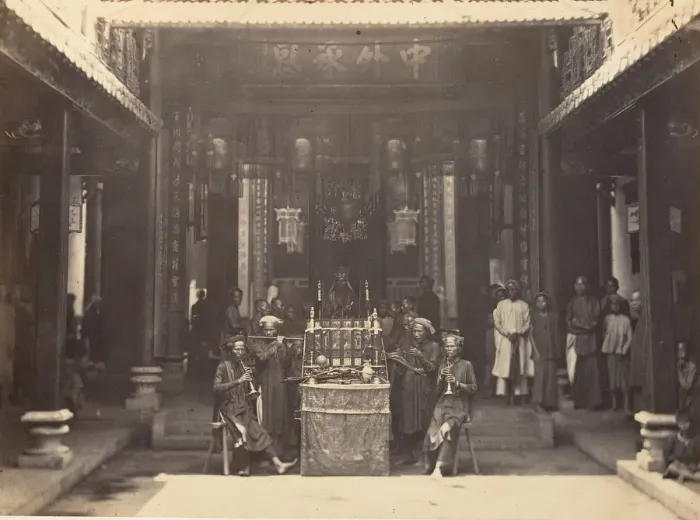 Framed Print : Ceremonie religieuse dans la Pagode Chinoise de Cholen, Saigon Framed Print : Ceremonie religieuse dans la Pagode Chinoise de Cholen, Saigon