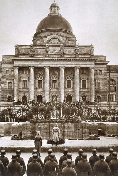 Ceremony honouring the German war dead of WWI before the Army Museum in Munich, 1920s