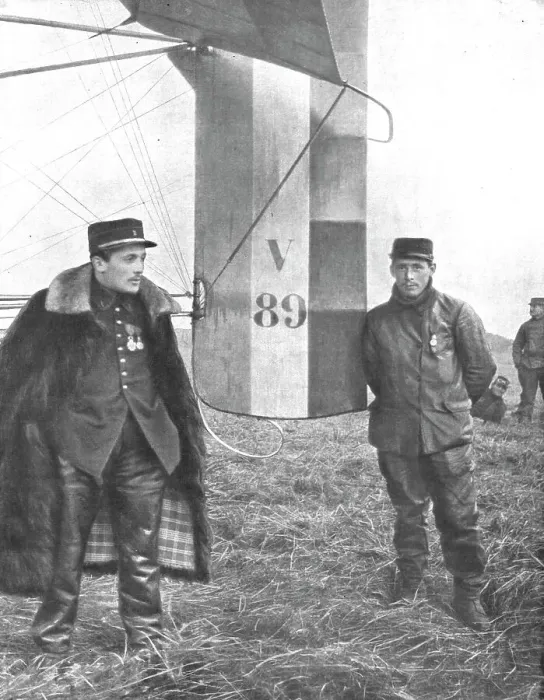Framed Print : Ceux de l'air et ceux de la route; Premieres Prouesses Aeriennes; Le sergent aviateu... 1914. Creator: Unknown Framed Print : Ceux de l'air et ceux de la route; Premieres Prouesses Aeriennes; Le sergent aviateu... 1914. Creator: Unknown
