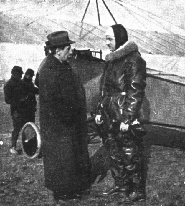 Framed Print : Ceux de l'air et ceux de la route; Roland Garros en tenue de combat, 1914. Creator: Unknown Framed Print : Ceux de l'air et ceux de la route; Roland Garros en tenue de combat, 1914. Creator: Unknown