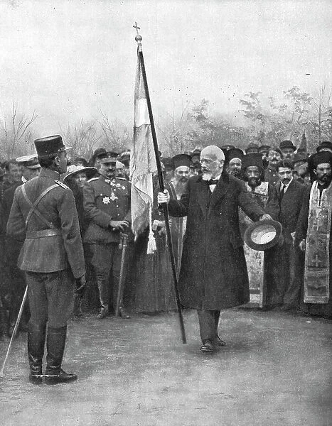 Ceux qui ont releve le drapeau de la Patrie Hellene; M. Venizelos remet au colonel... 1916. Creator: Unknown