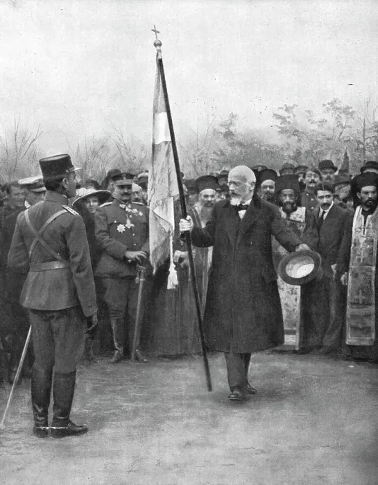 Framed Print : Ceux qui ont releve le drapeau de la Patrie Hellene; M. Venizelos remet au colonel... 1916. Creator: Unknown Framed Print : Ceux qui ont releve le drapeau de la Patrie Hellene; M. Venizelos remet au colonel... 1916. Creator: Unknown