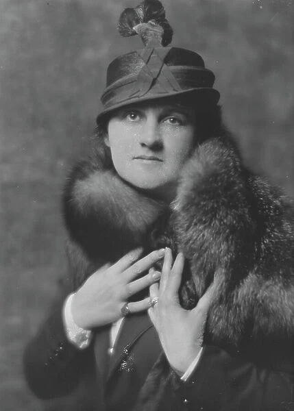 Chapin, W.W. Mrs. portrait photograph, 1916 Jan. 29. Creator: Arnold Genthe