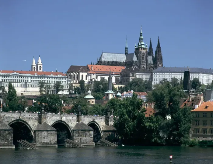 Framed Print : The Charles Bridge, the castle and St Vitus Cathedral, Prague, Czech Republic Framed Print : The Charles Bridge, the castle and St Vitus Cathedral, Prague, Czech Republic