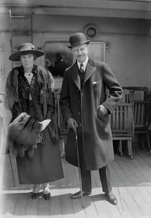 Framed Print : Charles Hamilton Sabin & wife Pauline Morton Sabin, between c1915 and c1920. Creator: Bain News Service Framed Print : Charles Hamilton Sabin & wife Pauline Morton Sabin, between c1915 and c1920. Creator: Bain News Service