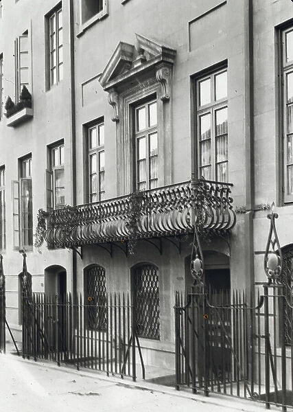 Charlotte Hunnewell Sorchan house, Turtle Bay Gardens, 228 East 49th Street, New York, 1920. Creator: Frances Benjamin Johnston