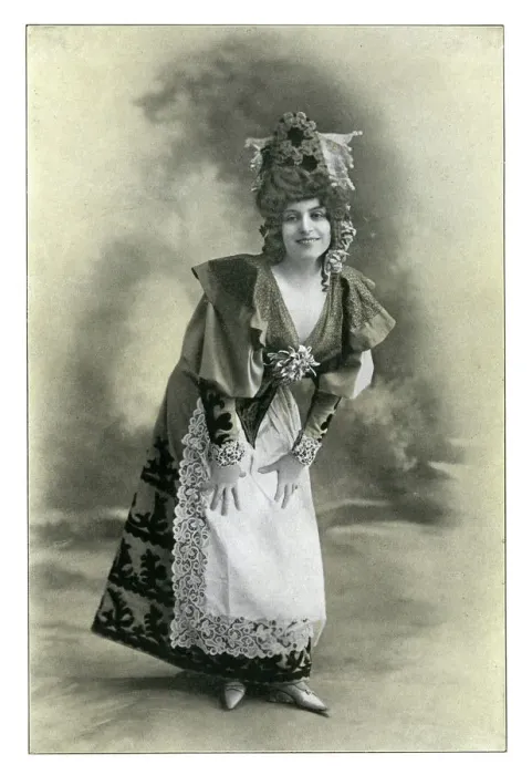 Framed Print : Charlotte Wiehe, 1901. Artist: Charles Reutlinger Framed Print : Charlotte Wiehe, 1901. Artist: Charles Reutlinger