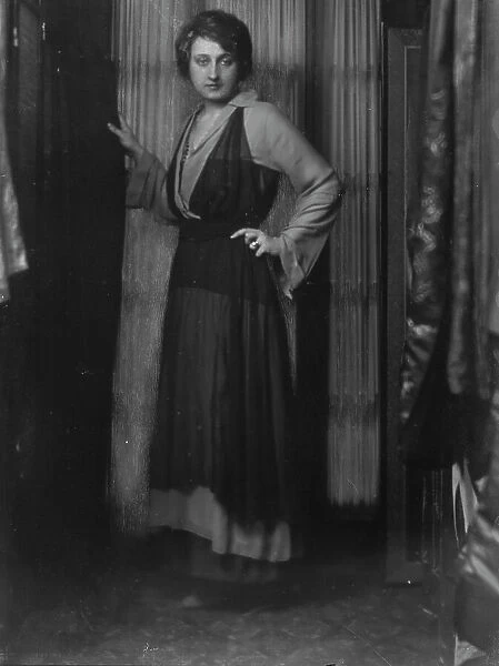 Chase, O.J. Jr. Mrs. portrait photograph, 1914 Dec. 9. Creator: Arnold Genthe