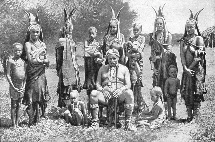 Framed Print : Un chef Herero et sa famille; Afrique Australe, 1914. Creator: Unknown Framed Print : Un chef Herero et sa famille; Afrique Australe, 1914. Creator: Unknown