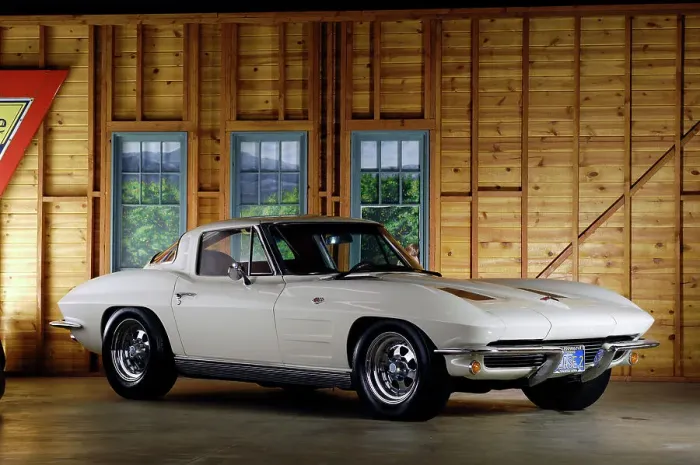 Framed Print : Chevrolet Corvette Stingray 1963. Artist: Simon Clay Framed Print : Chevrolet Corvette Stingray 1963. Artist: Simon Clay