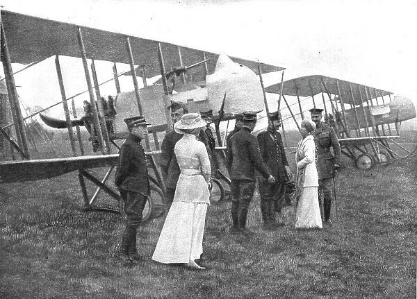 'Chez nos allies Belges; Des aviateurs belges recoivent la visite et les felicitations... 1915. Creator: Unknown