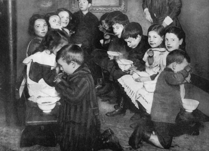 Framed Print : Children in a communal kitchen, London, 1917 (1936) Framed Print : Children in a communal kitchen, London, 1917 (1936)