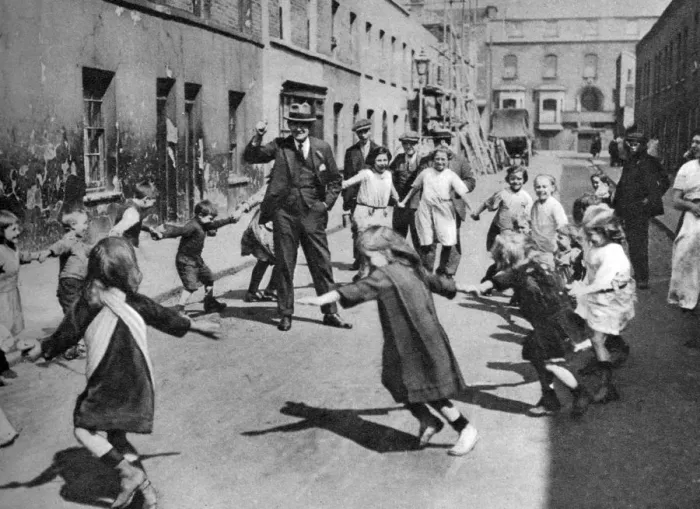 Framed Print : Children dancing in the street, London, 1926-1927 Framed Print : Children dancing in the street, London, 1926-1927