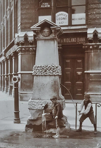 Children drawing water from the Aldgate pump, London, August 1908