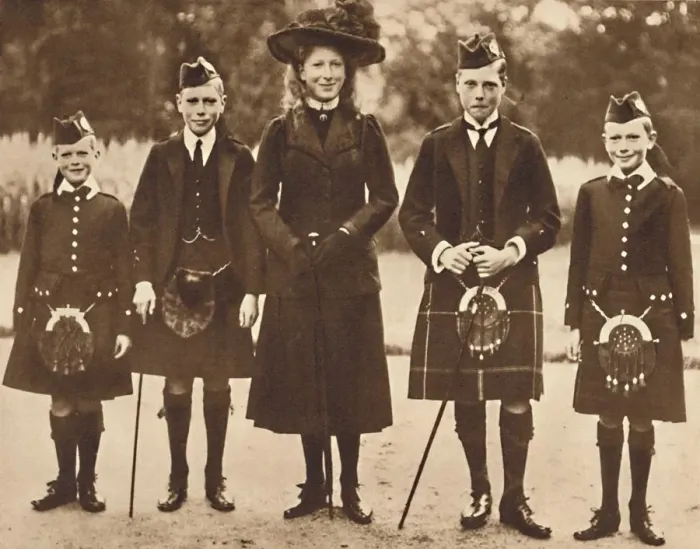 Framed Print : The Children of King George V and Queen Mary, c1910, (1937) Framed Print : The Children of King George V and Queen Mary, c1910, (1937)