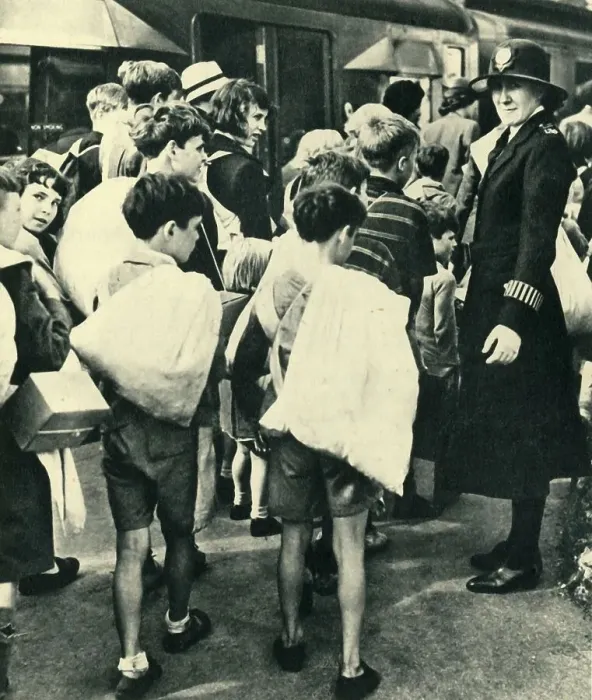 Framed Print : Children Leaving London for the Country, 1943. Creator: Unknown Framed Print : Children Leaving London for the Country, 1943. Creator: Unknown