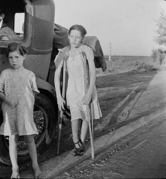 Framed Print : Children of Oklahoma drought refugees on highway near Bakersfield, California, 1935. Creator: Dorothea Lange Framed Print : Children of Oklahoma drought refugees on highway near Bakersfield, California, 1935. Creator: Dorothea Lange