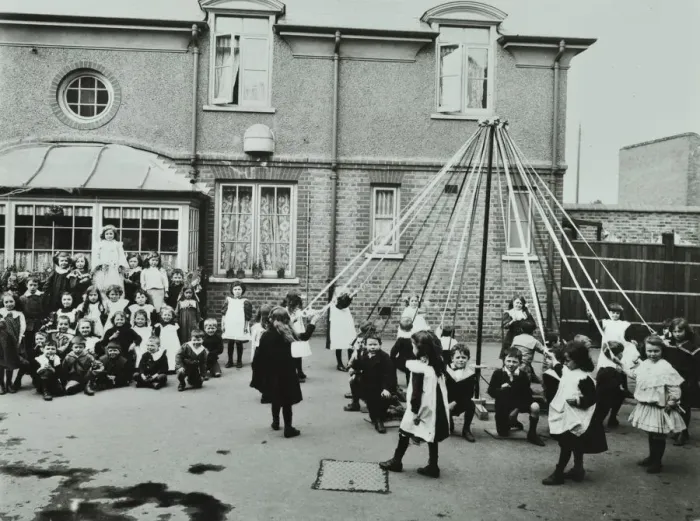 Framed Print : Children performing a maypole drill, Southfields Infants School, Wandsworth, London, 1906 Framed Print : Children performing a maypole drill, Southfields Infants School, Wandsworth, London, 1906