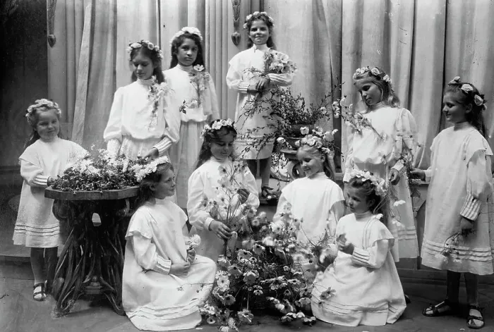 Framed Print : Children at Raja Yoga Academy, Point Loma, between c1910 and c1915. Creator: Bain News Service Framed Print : Children at Raja Yoga Academy, Point Loma, between c1910 and c1915. Creator: Bain News Service