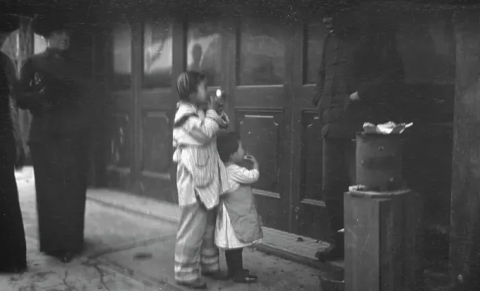 Framed Print : Two children standing on a sidewalk eating, Chinatown, San Francisco, between 1896 and 1906. Creator: Arnold Genthe