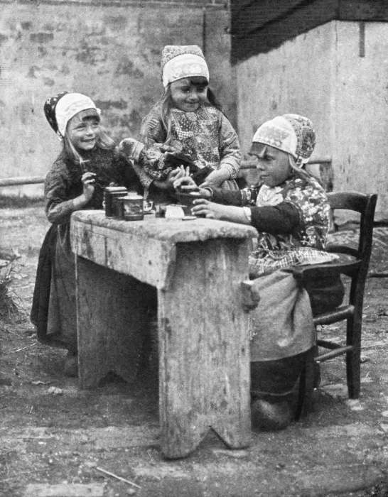 Framed Print : Children in traditional dress, Marken, Holland, 1936. Artist: Donald McLeish Framed Print : Children in traditional dress, Marken, Holland, 1936. Artist: Donald McLeish