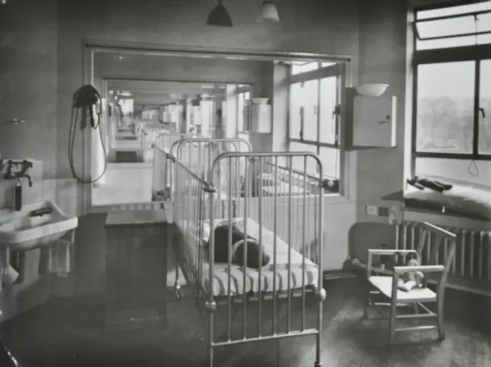 Framed Print : Childrens isolation wards, Brook General Hospital, London, 1948 Framed Print : Childrens isolation wards, Brook General Hospital, London, 1948