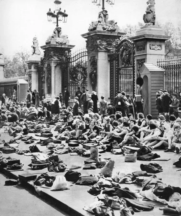 Framed Print : The childrens jubilee holiday, Buckinham Palace, London, 1935 Framed Print : The childrens jubilee holiday, Buckinham Palace, London, 1935