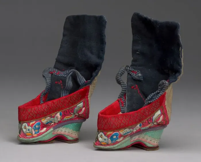 Framed Print : Childrens Shoes, China, Qing dynasty(1644-1911), late 18th  /  early 19th century