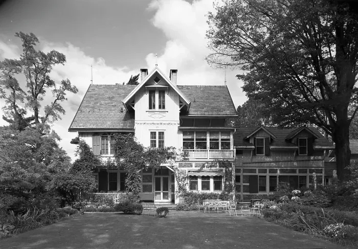 Framed Print : Childs Frick, residence in Roslyn, Long Island, New York, 1945. Creator: Gottscho-Schleisner, Inc Framed Print : Childs Frick, residence in Roslyn, Long Island, New York, 1945. Creator: Gottscho-Schleisner, Inc
