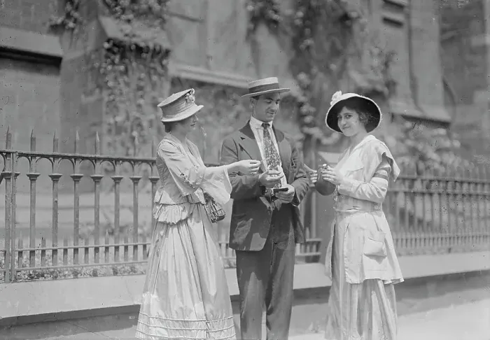 Framed Print : Chorus girls selling tickets, between c1915 and c1920. Creator: Bain News Service Framed Print : Chorus girls selling tickets, between c1915 and c1920. Creator: Bain News Service