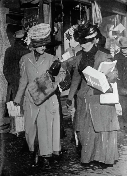 Framed Print : Christmas shoppers, between c1910 and c1915. Creator: Bain News Service Framed Print : Christmas shoppers, between c1910 and c1915. Creator: Bain News Service
