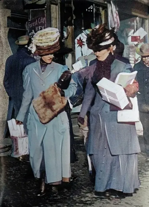 Framed Print : Christmas shoppers, between c1910 and c1915. Creator: Bain News Service