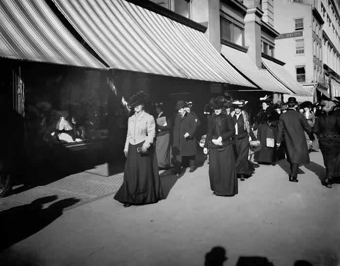 Framed Print : Christmas shoppers on Sixth Avenue, New York, New York, between 1900 and 1905. Creator: Unknown Framed Print : Christmas shoppers on Sixth Avenue, New York, New York, between 1900 and 1905. Creator: Unknown