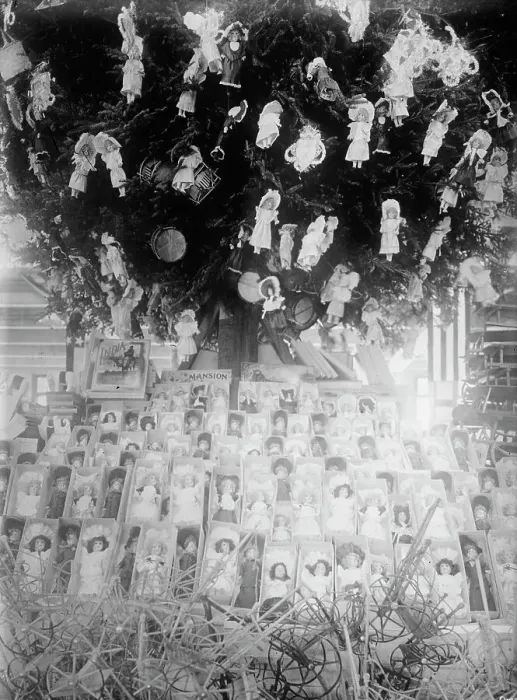 Framed Print : Christmas, Show Window, between c1910 and c1915. Creator: Bain News Service Framed Print : Christmas, Show Window, between c1910 and c1915. Creator: Bain News Service