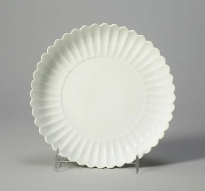 Framed Print : Chrysanthemum Dish, Qing dynasty (1644-1911), Yongzheng reign mark and period (1723-35) Framed Print : Chrysanthemum Dish, Qing dynasty (1644-1911), Yongzheng reign mark and period (1723-35)
