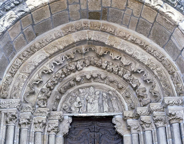 Church of Santa Maria de Azogue, detail of the sculptures in the front with archivolts