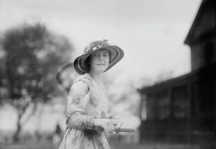 Framed Print : Cigarette girl, Governor's Isl'd [i.e. Island], between c1910 and c1915. Creator: Bain News Service