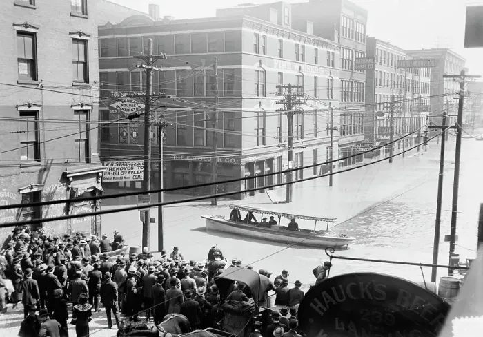 Framed Print : Cin'ti [i.e. Cincinnati] under water, between c1910 and c1915. Creator: Bain News Service