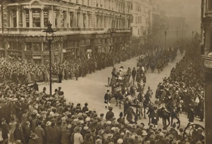 Framed Print : The City Lines Queen Victoria Street To Watch The New Lord Mayor and His Procession, c1935 Framed Print : The City Lines Queen Victoria Street To Watch The New Lord Mayor and His Procession, c1935
