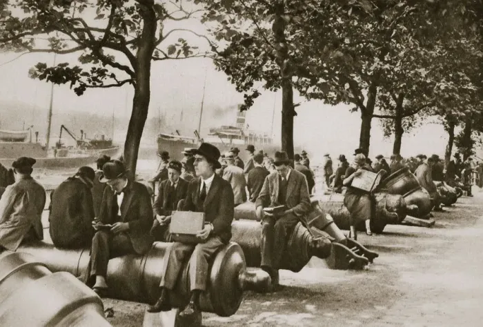 Framed Print : City workers lunching at Tower wharf, seated on old cannons, c1920s-c1930s. Artist Framed Print : City workers lunching at Tower wharf, seated on old cannons, c1920s-c1930s. Artist