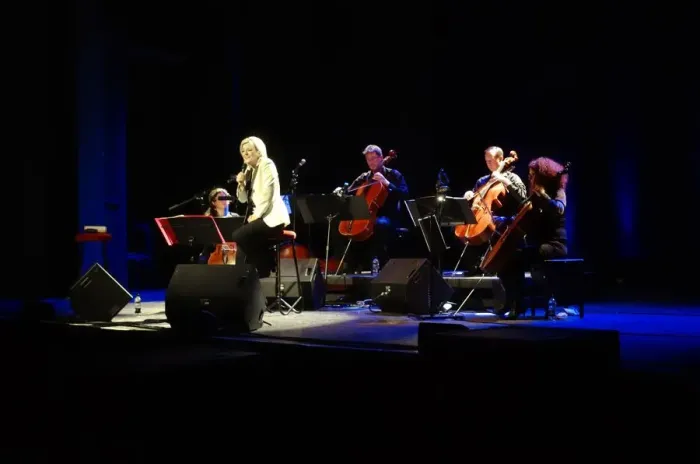 Framed Print : Claire Martin with the Montpellier Cello Quartet, De La Warr Pavilion, East Sussex, 2013