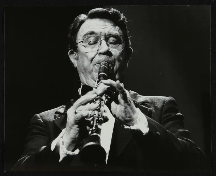 Framed Print : Clarinetist Johnny Mince, Stevenage, Hertfordshire, 1984. Artist: Denis Williams Framed Print : Clarinetist Johnny Mince, Stevenage, Hertfordshire, 1984. Artist: Denis Williams