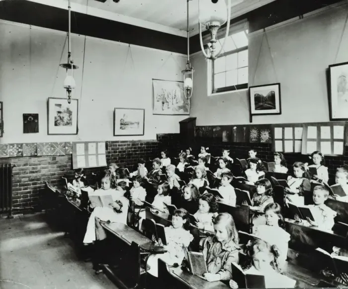 Framed Print : Class reading from books, Southfields Infants School, Wandsworth, London, 1907 Framed Print : Class reading from books, Southfields Infants School, Wandsworth, London, 1907