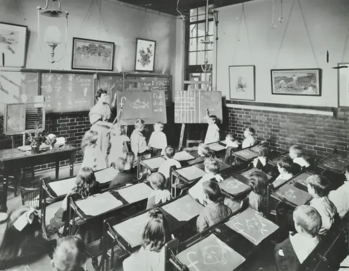 Framed Print : Classroom scene, Southfields Infants School, Wandsworth, London, 1907 Framed Print : Classroom scene, Southfields Infants School, Wandsworth, London, 1907