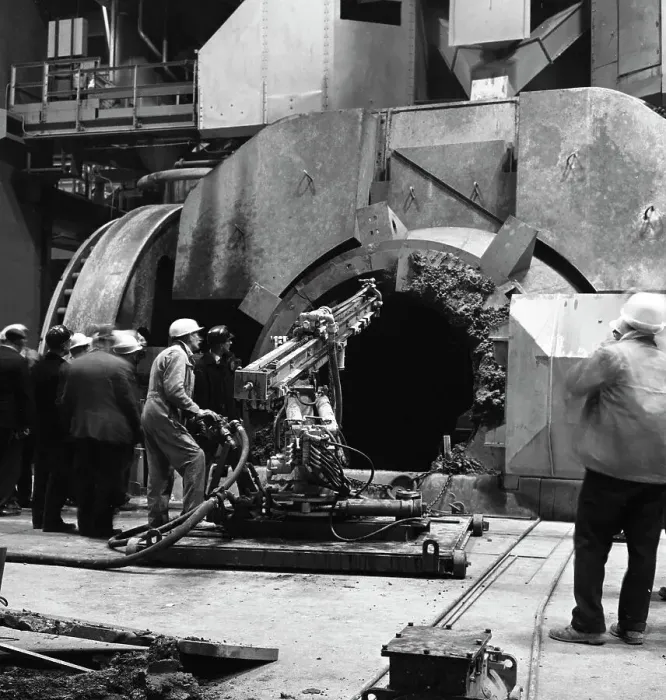 Framed Print : Cleaning a Kaldo furnace, Park Gate Iron & Steel Co, Rotherham, South Yorkshire, 1964 Framed Print : Cleaning a Kaldo furnace, Park Gate Iron & Steel Co, Rotherham, South Yorkshire, 1964