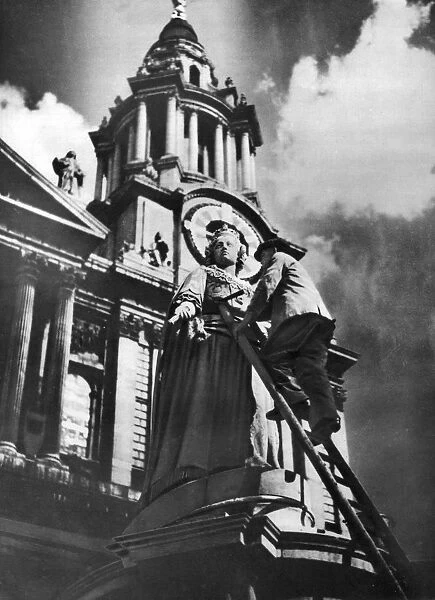 Cleaning the statue of Queen Anne as part of King George Vs silver jubilee celebrations, 1935